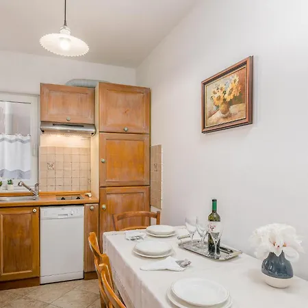 Apartment Gorgeous In With House Sea View